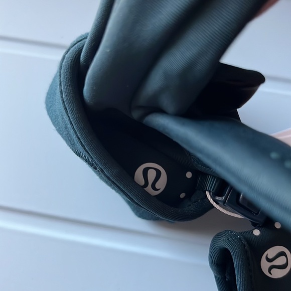 Lululemon Women's Run for It All Gloves
Tech NWT Size M/L - Picture 12 of 12